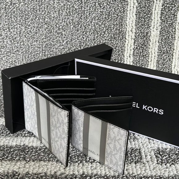 Michael Kors Boxed Signature 3 in 1 Bifold Wallet In White / Pearl Grey - Picture 6 of 16